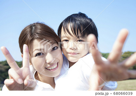 寄り添う親子 寄り添う親子 68066039