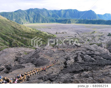 ブロモ山の火口に向かう長い階段　（インドネシア・ジャワ島） 68066254