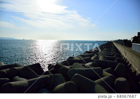 海岸に並ぶテトラポット 68067687