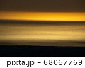 夕焼け　海　反射 68067769