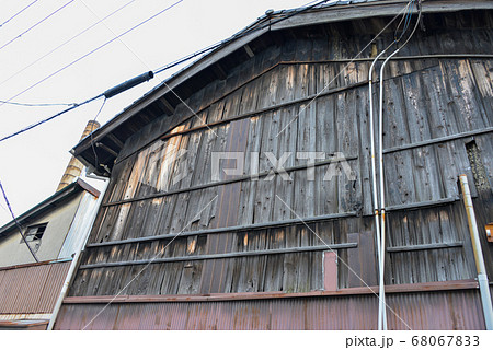 古い木造工場の壁面 68067833