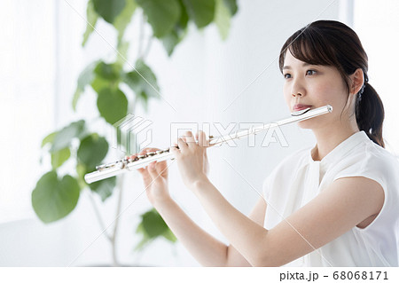フルート吹く若い女性の写真素材
