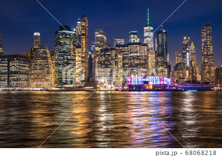 《ニューヨーク》マンハッタンの夜景・ブルックリンブリッジパーク 68068218