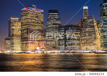 《ニューヨーク》マンハッタンの夜景・ブルックリンブリッジパーク 《ニューヨーク》マンハッタンの夜景・ブルックリンブリッジパーク 68068234