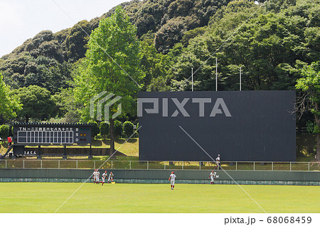 野球場のスコアボードとバックスクリーンの写真素材