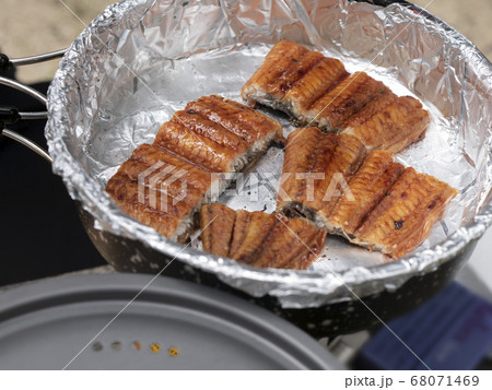 山やキャンプで調理するアウトドアごはん・山ごはん【うなぎの蒲焼】 68071469