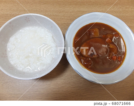 大腸内視鏡検査前日の食事　大腸検査食　夕食用の煮込みハンバーグとおかゆ 68071666