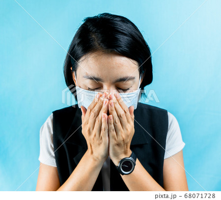Woman feel sick and wearing health masks Woman feel sick and wearing health masks 68071728