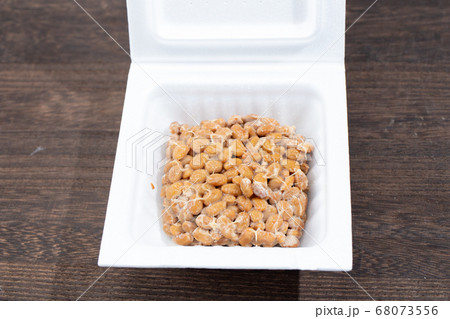 日本のスーパーで売っているパック入り納豆. 日本のスーパーで売っているパック入り納豆. 68073556