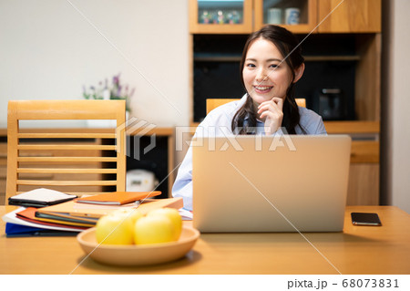 在宅ワークをする女性 68073831