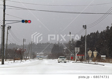 雪景色 アイスバーンの道路 雪景色 アイスバーンの道路 68074731