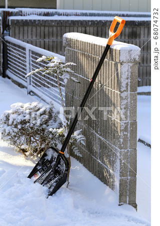 雪かきとスコップ 雪かきとスコップ 68074732