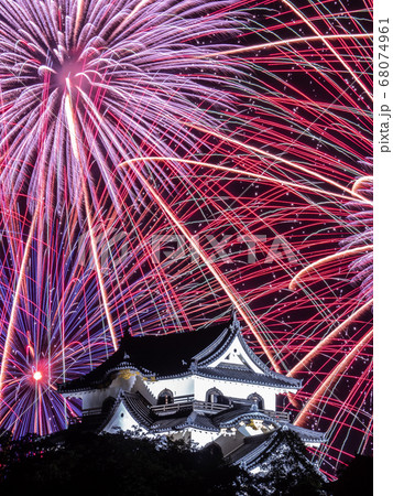 8月滋賀・彦根 彦根城の天守閣と打ち上げ花火 8月滋賀・彦根 彦根城の天守閣と打ち上げ花火 68074961