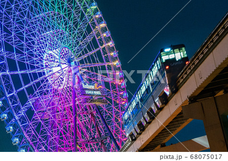 七色の大観覧車を横切るモノレール Osaka Wheel 七色の大観覧車を横切るモノレール Osaka Wheel 68075017