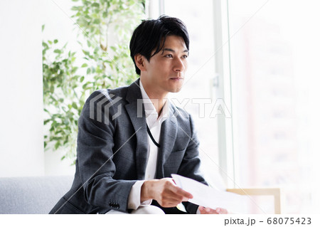 ビジネスシーン　ビジネスマン　オフィスシーン　打ち合わせ 68075423