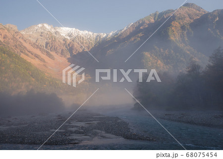 朝霧の上高地・穂高連峰と梓川【長野県】 68075454