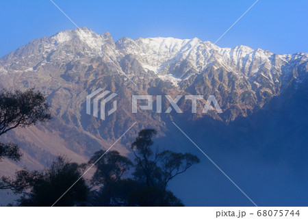 早朝の上高地【長野県】 68075744