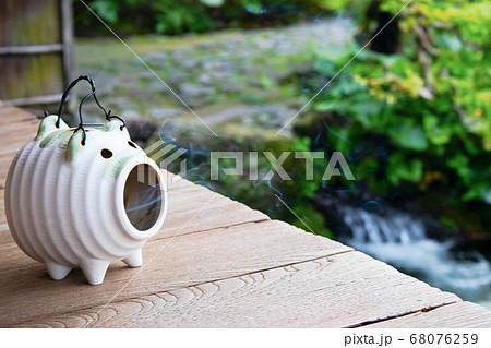 日本の夏の風物詩 蚊取り線香の煙を吐く蚊遣り豚の写真素材 [68076259] - PIXTA