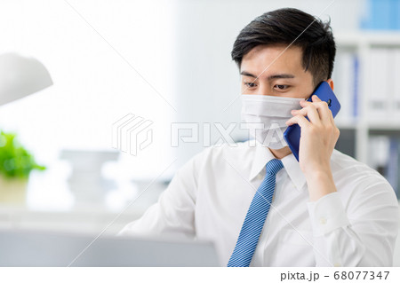 asian man speak on smartphone 68077347