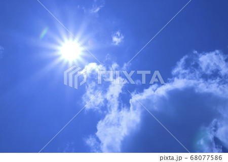 太陽から伸びる光芒と雲 太陽から伸びる光芒と雲 68077586
