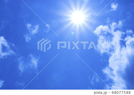 太陽から伸びる光芒と左右にわれた雲 68077588