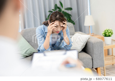 Female patient has consultation Female patient has consultation 68077611