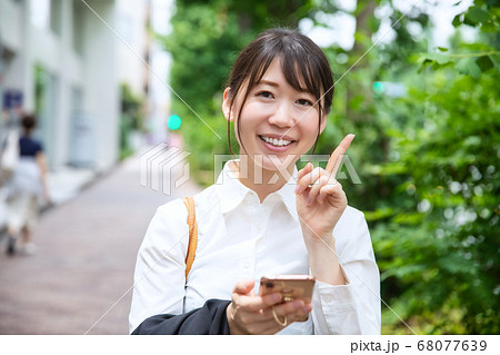 ビジネスウーマン指差しポーズ 68077639