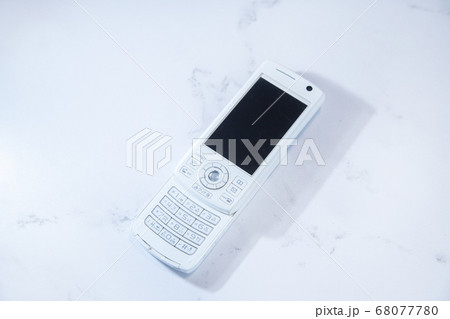 2000年代のスライド型携帯電話。日本のガラケー。	 68077780