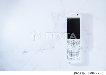 2000年代のスライド型携帯電話。日本のガラケー。	 68077783