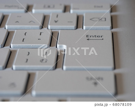 ノートパソコンのキーボードにあるエンターキーのクローズアップ。 68078109