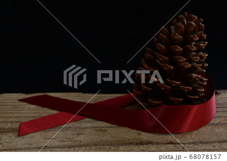 松ぼっくりとリボン　背景木の板 68078157