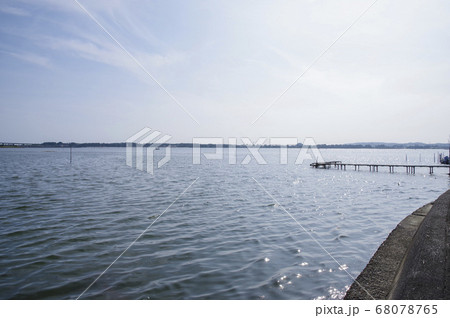 弁天島の湖岸から見る浜名湖 68078765