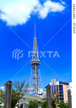 名古屋市、水の宇宙船とテレビ塔の風景 68078884
