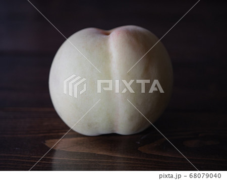 白い実が特徴の白桃。 68079040