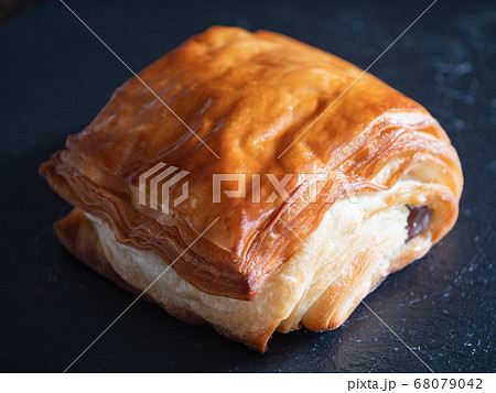 クロワッサン生地の中にチョコレートが入ってるパン・オ・ショコラの生地。 68079042