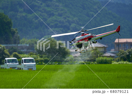 稲作。農業用無人ヘリコプターで消毒作業。 68079121