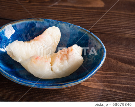 白桃の瑞々しい新鮮な実のクローズアップ。 68079840