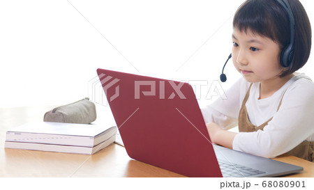 オンライン授業を受ける女の子　通信教育 68080901