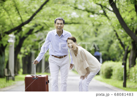 シニア夫婦の旅行 シニア夫婦の旅行 68081483
