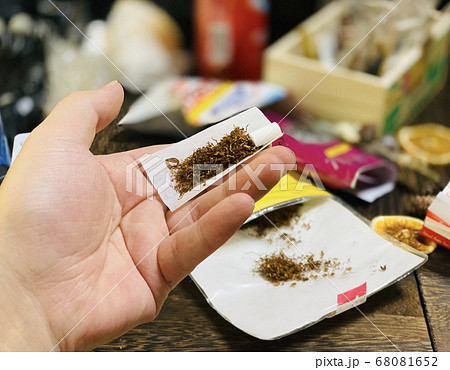手巻きタバコ 煙草税 たばこ代値上げ対策 愛煙家 シャグなら安上がりの写真素材
