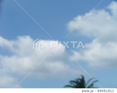 梅雨明けの日の青空と白い雲 68081812