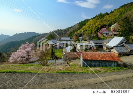 奥明日香の桜と夕焼け 奈良県高市郡明日香村 の写真素材 68081897 Pixta