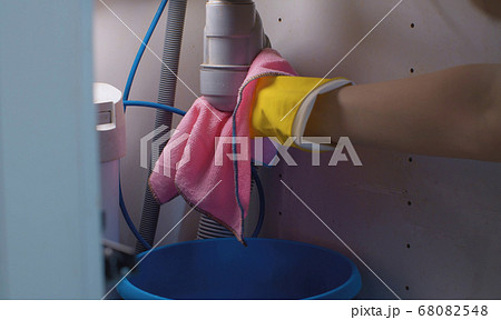 Woman's hand screwing the current syphon Woman's hand screwing the current syphon 68082548