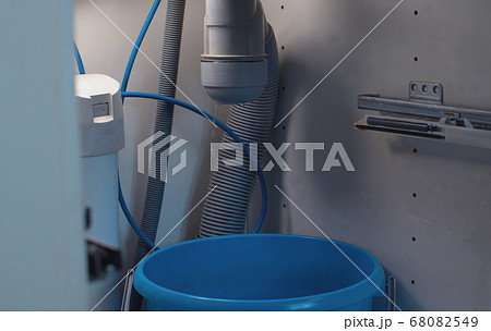 Water flowing from a syphon under the kitchen sink 68082549