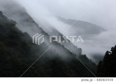 山と霧 山と霧 68083439