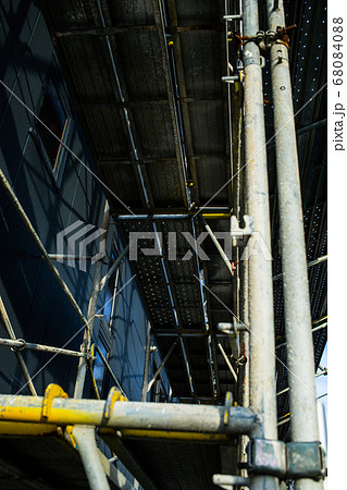 ビルの足場 68084088
