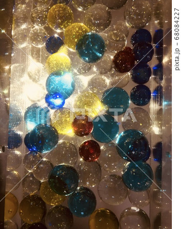光が指すビー玉 68084227