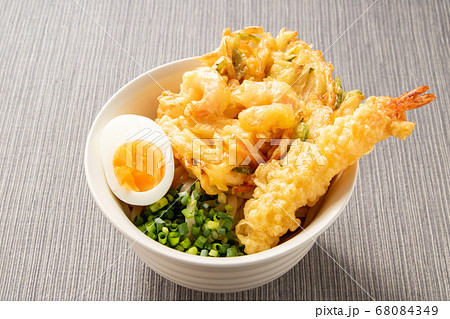トッピングの海老天と小海老かき揚げが器からはみ出す天ぷらぶっかけうどん。 トッピングの海老天と小海老かき揚げが器からはみ出す天ぷらぶっかけうどん。 68084349