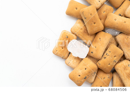 乾パン　白背景 68084506