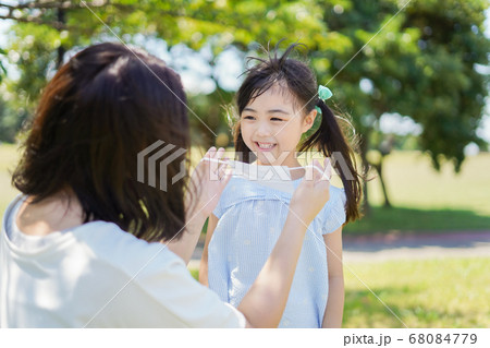 子どもにマスクを付けさせるお母さん 子どもにマスクを付けさせるお母さん 68084779